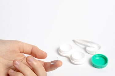 Descobrir por que a ventosa para retirar a lente de contato é essencial para quem usa lentes rígidas